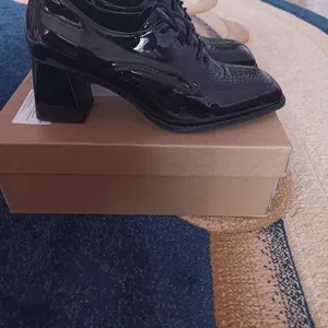 Продам женские туфли, новые,  черные,  лаковые, синтетическая кожа.Новые. 
