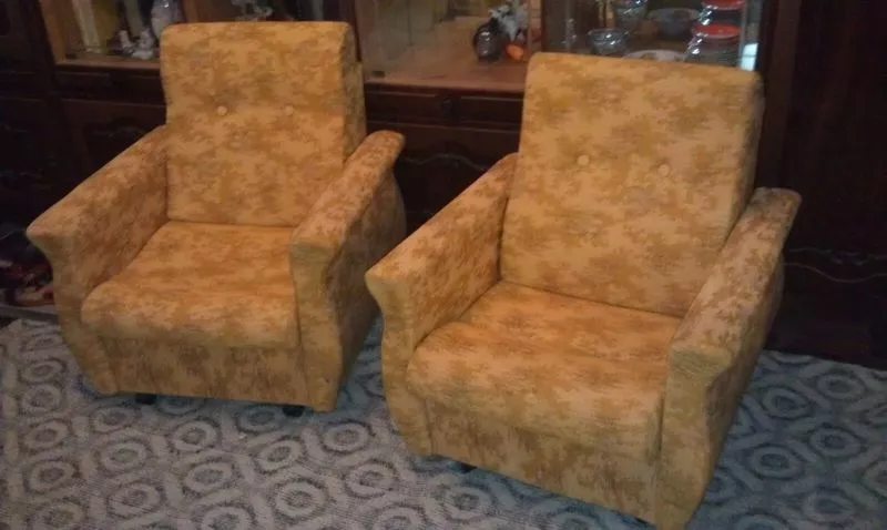Продам мягкую мебель - диван раскладной и два кресла,  стенку   2