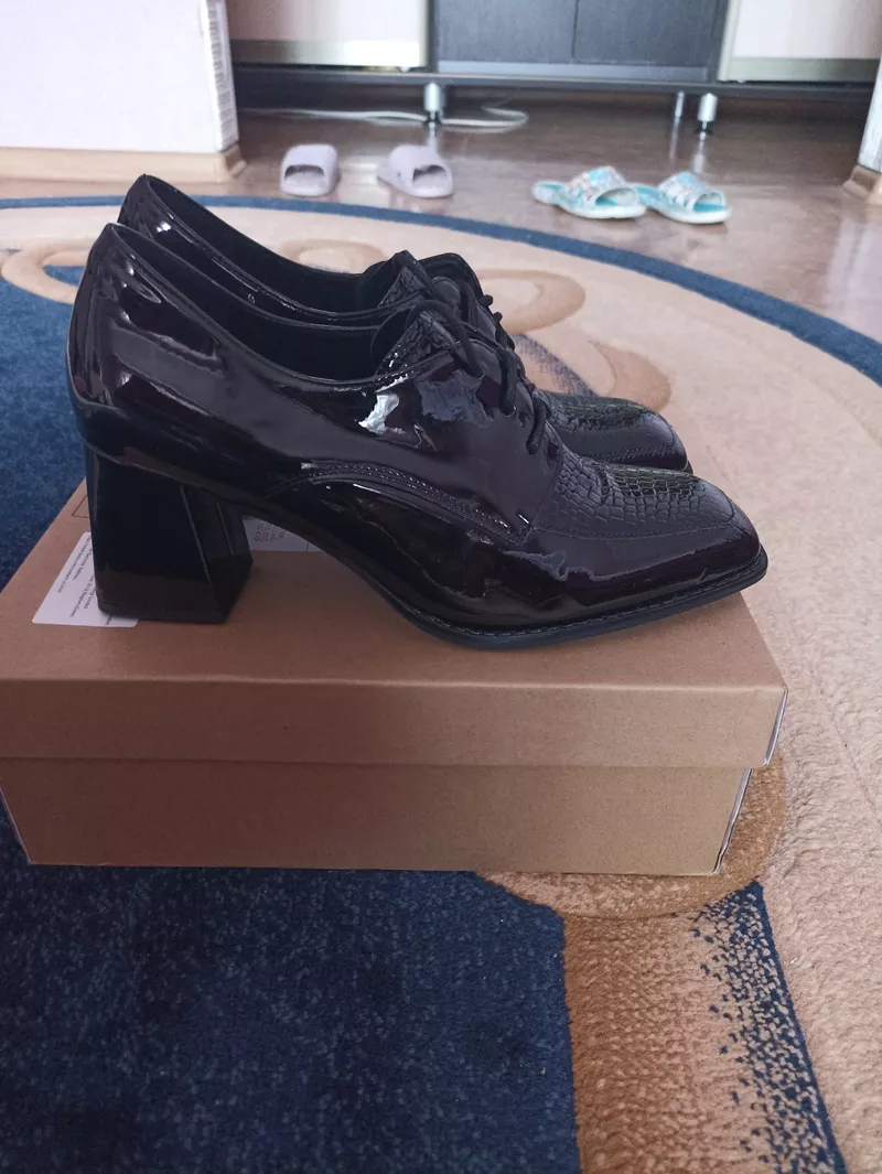 Продам женские туфли, новые,  черные,  лаковые, синтетическая кожа.Новые. 
